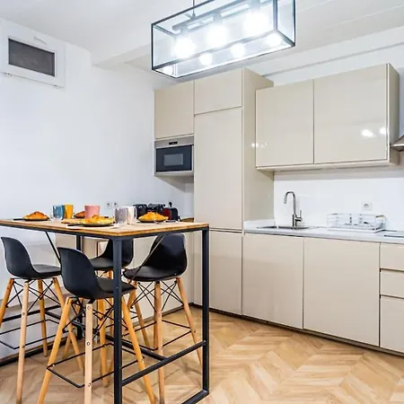6 Personnes Montmartre Paris