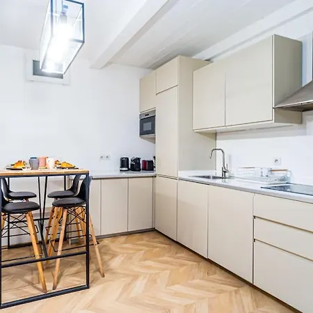 6 Personnes Montmartre Paris
