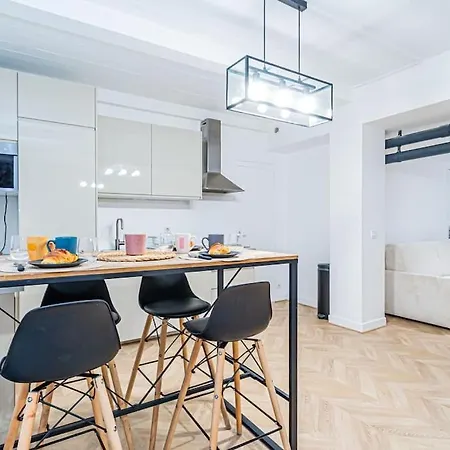 6 Personnes Montmartre Paris
